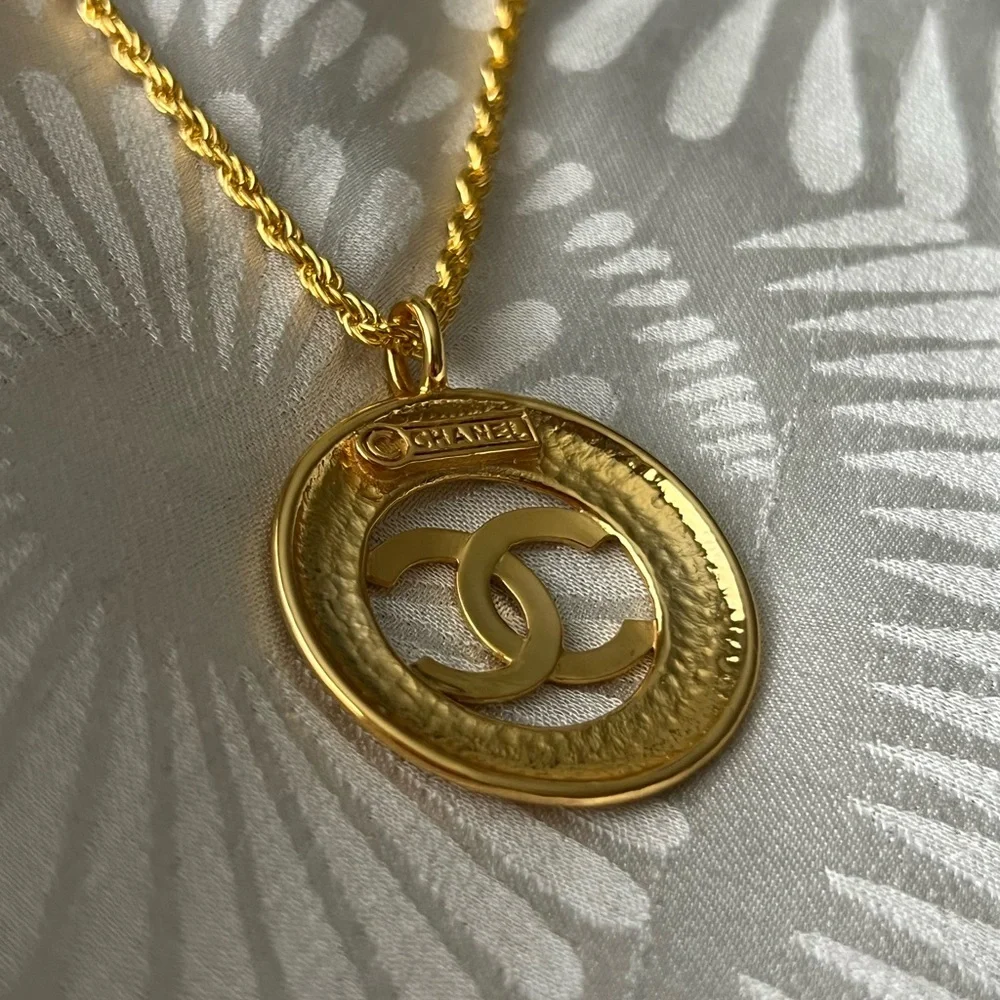 Large Vintage Round CC Chanel Necklace - Picture 3 of 11